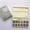 WINSOR & NEWTON | ACUARELAS COTMAN SET 12 HALF PANS CON PINCEL RELLENABLE - Imagen 2